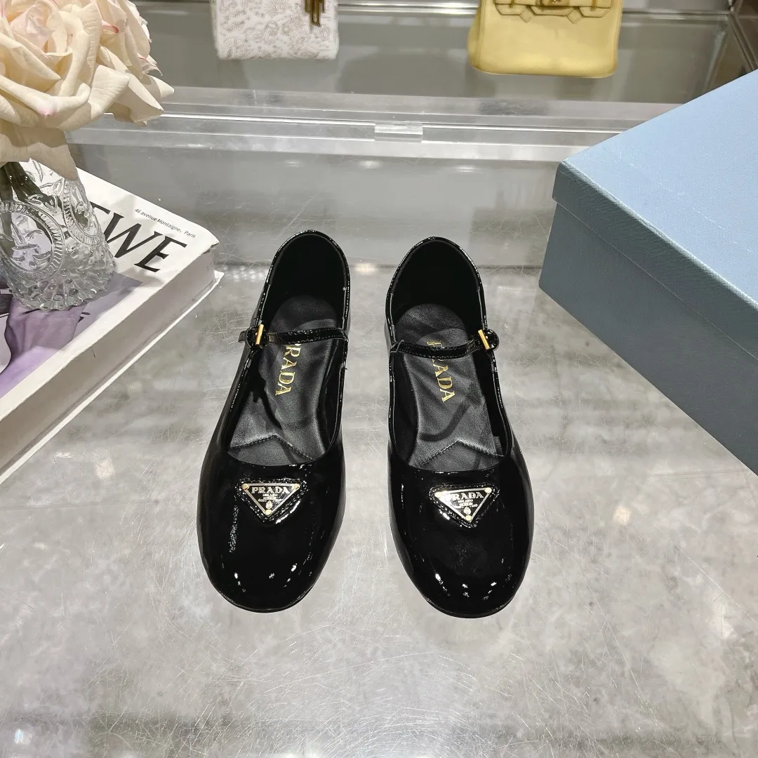 👟👟Ex-factory price 440👟👟 🔥🔥✨Prada/Prada 2024ss spring and summer new products are now available🌟 Mary Jane flat ballet shoes Soft and comfortable, recommended by major bloggers in Little Red Book, proper college style ➕Commuting 1-1 development Round-head golden triangle button Fabric: patent leather, sheepskin, silk fabric Sheepskin lining code number: 35 to 40 (41 is custom-made and cannot be returned or exchanged)